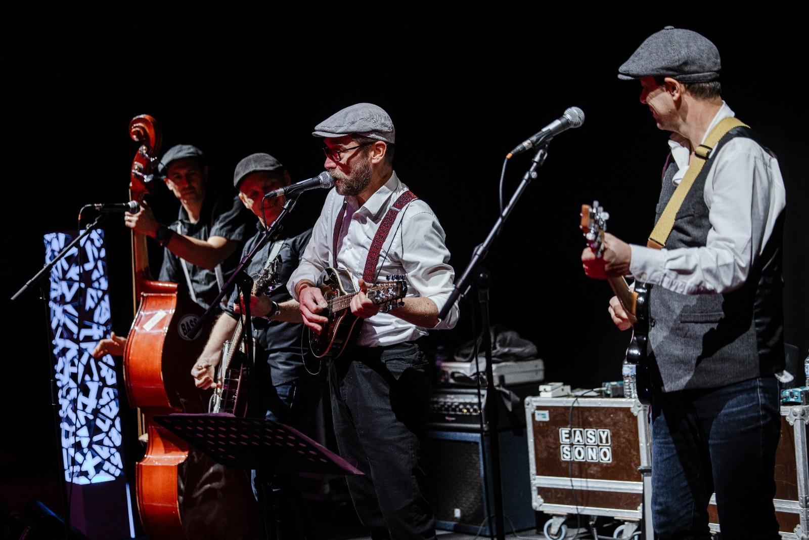 Le groupe vu de profil, guitare et contrebasse au premier plan.