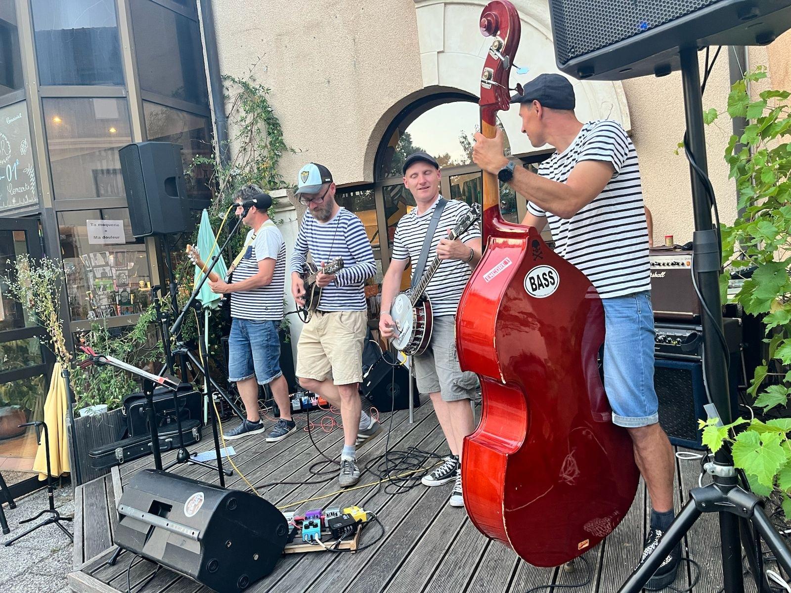 Concert en terrasse extérieure à Dole, en marinière.
