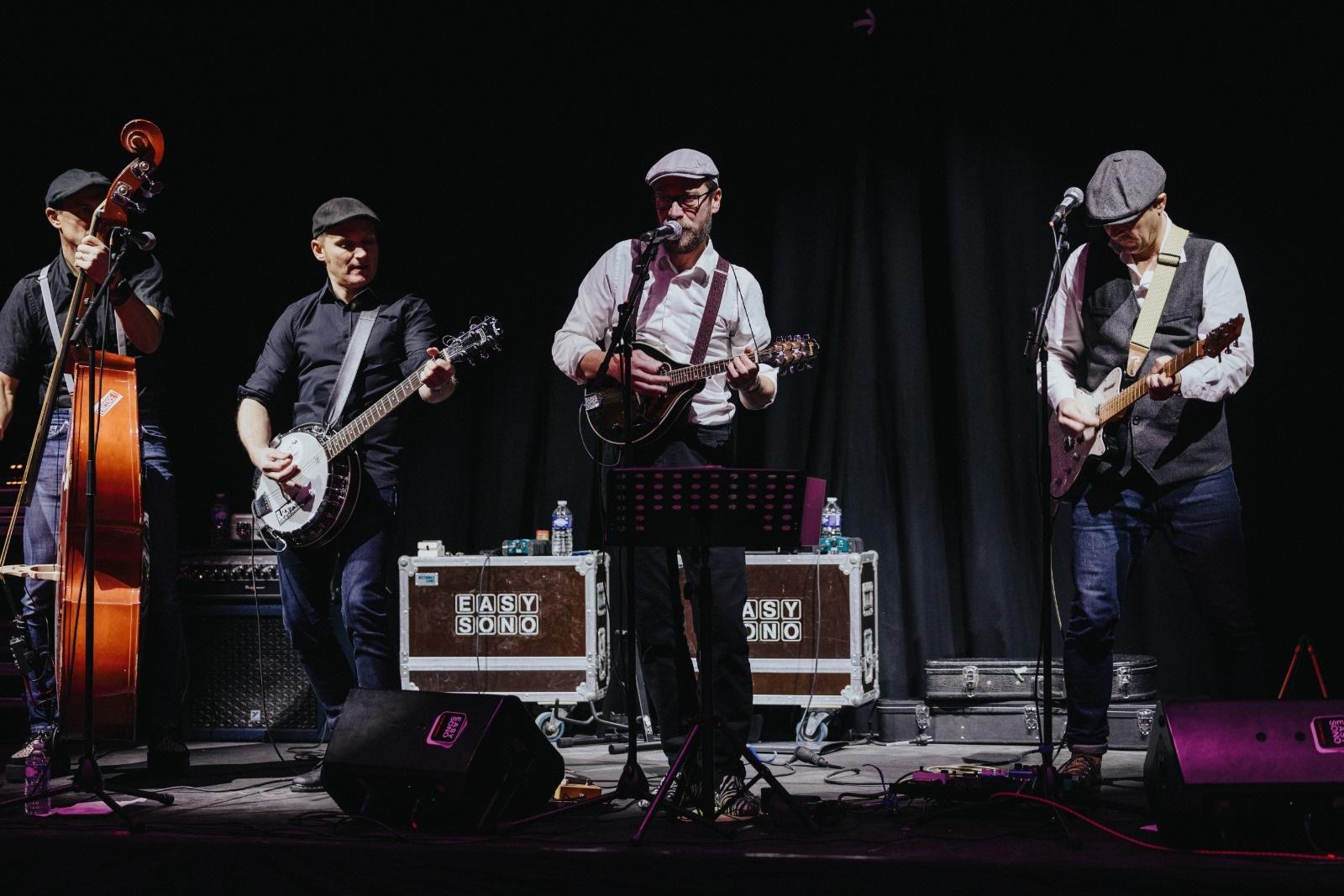 Les quatre musiciens de Hellbilly Krows sur la scène du Zénith de Dijon.